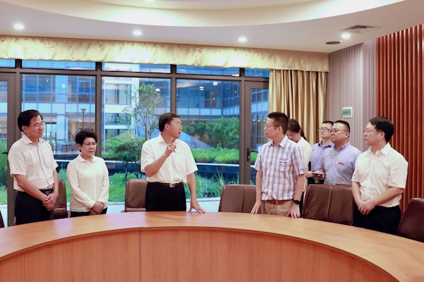 毛万春充分肯定必赢官网办学发展.jpg
